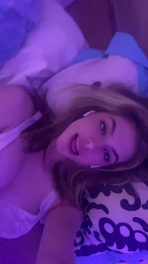 Alanna Nikole – Sexy in bed