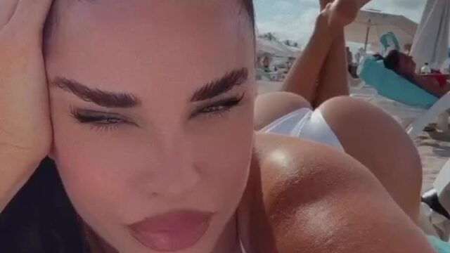 Ivana Knoll – Sexy on beach