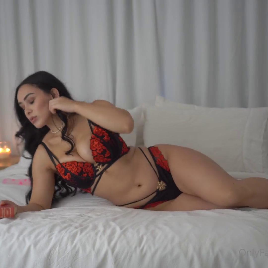 Leah Wilde Buttplug Dildo Play Video